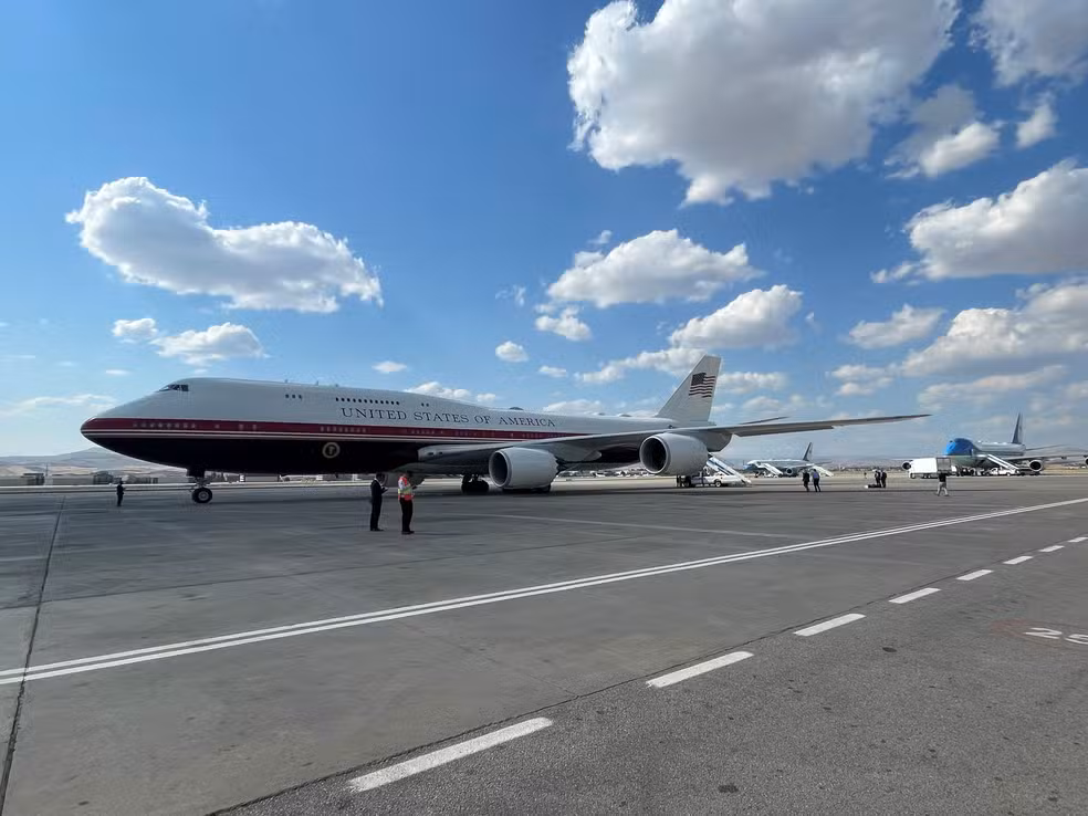 FOTOS mostram avião em que Trump teria embarcado em segredo para driblar ameaça do Irã